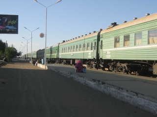 モンゴル縦断鉄道は２５両編成。