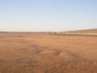 大草原を行く列車。