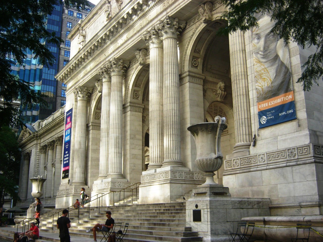 ニューヨーク公共図書館本館の正門。