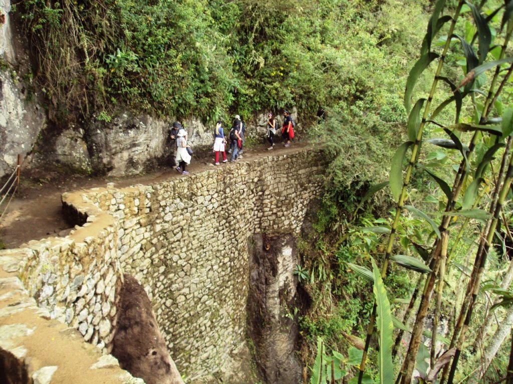 「インカの橋」に至る断崖の道。