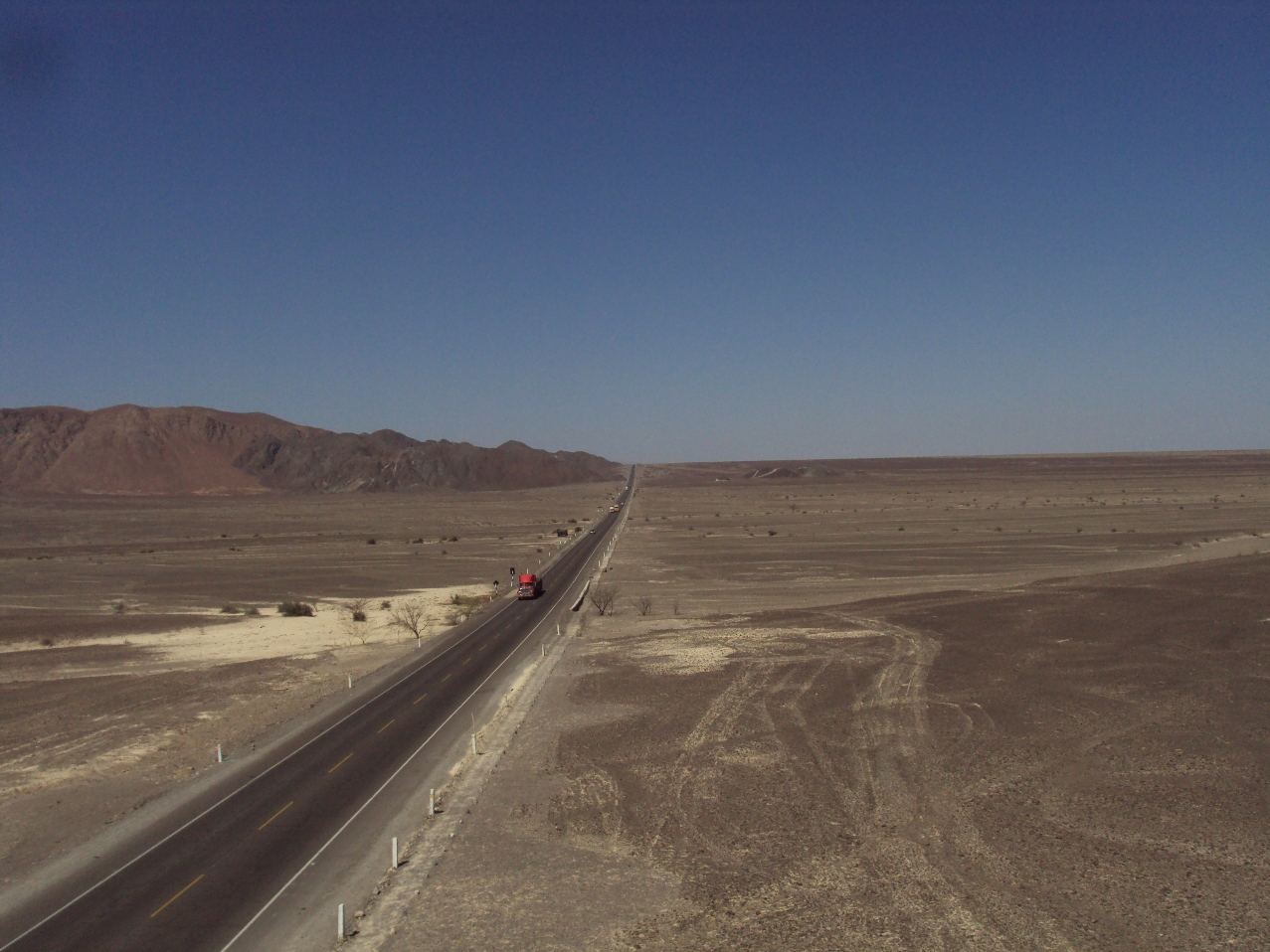 ナスカの砂漠を通るパンアメリカン・ハイウェイ。