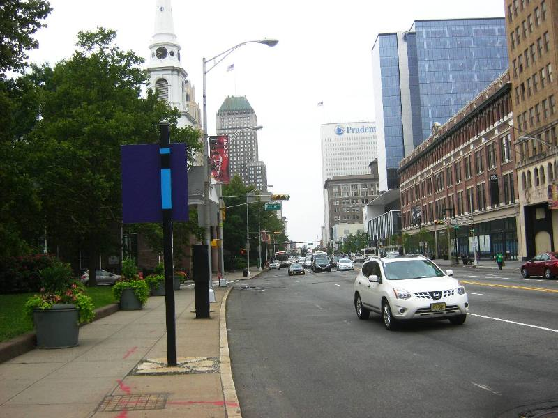 ニューアーク市の中心ビジネス街。後方にプルーデンシャルの本社。左手の緑はミリタリーパーク。