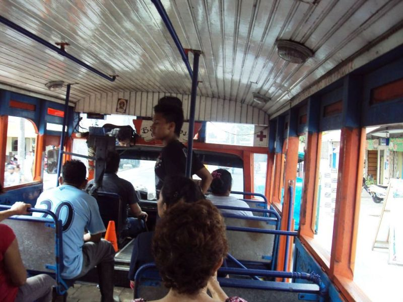 イキトスの市バス。