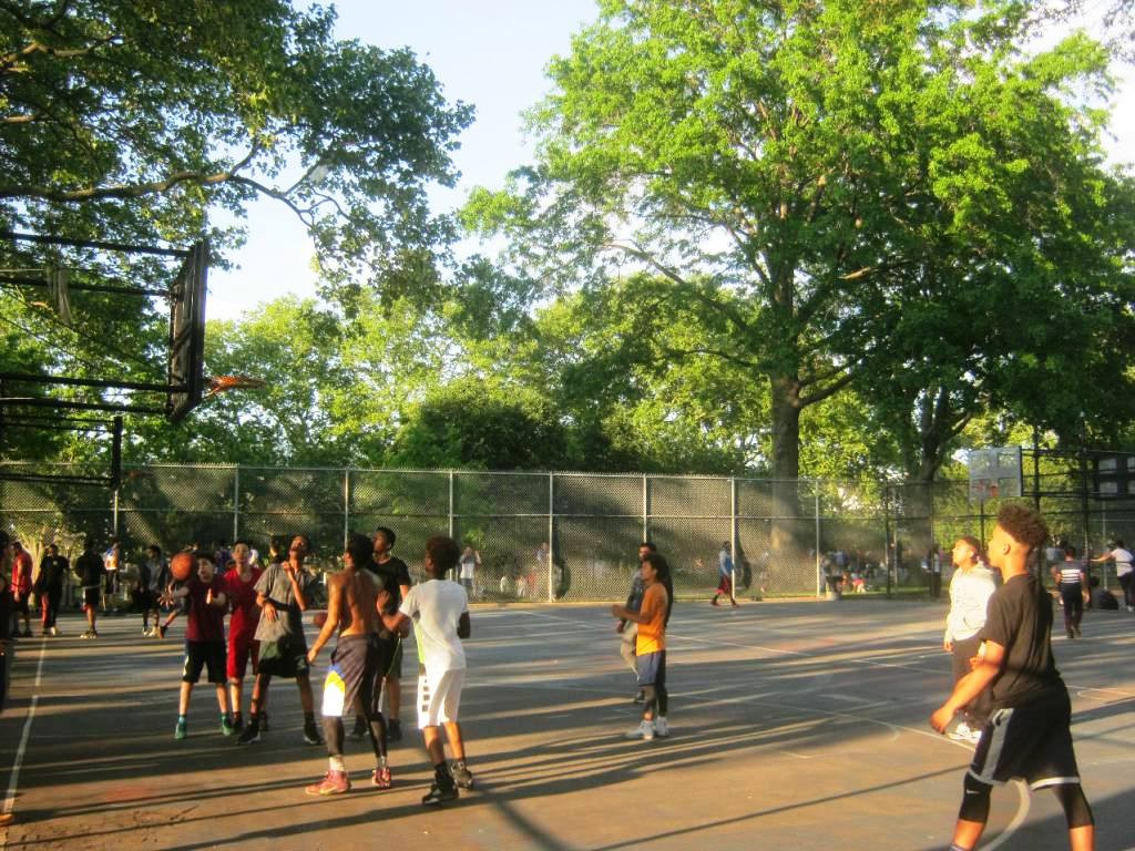 ブルックリン・サンセットパークのバスケ上で子どもたちがバスケ。