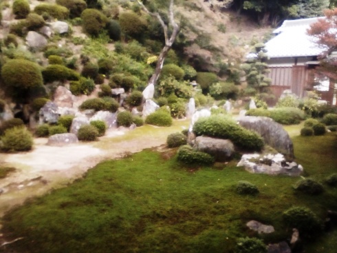 華蔵寺裏手の日本庭園。