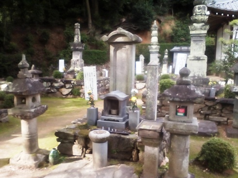 吉良上野介（義央）の墓。