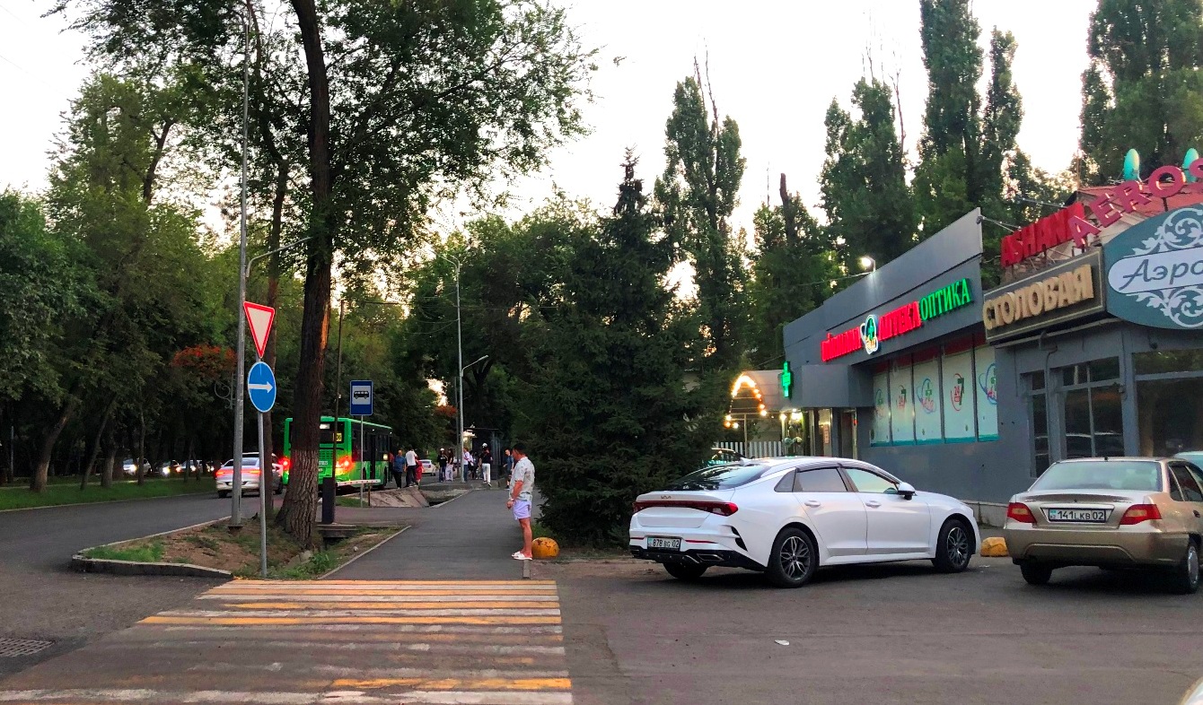 500mほど行くと、バス停がある。ここから市バスに乗れば60円、50分で市中心部へ。街路には普通のお店が並び、その一角に安宿も。