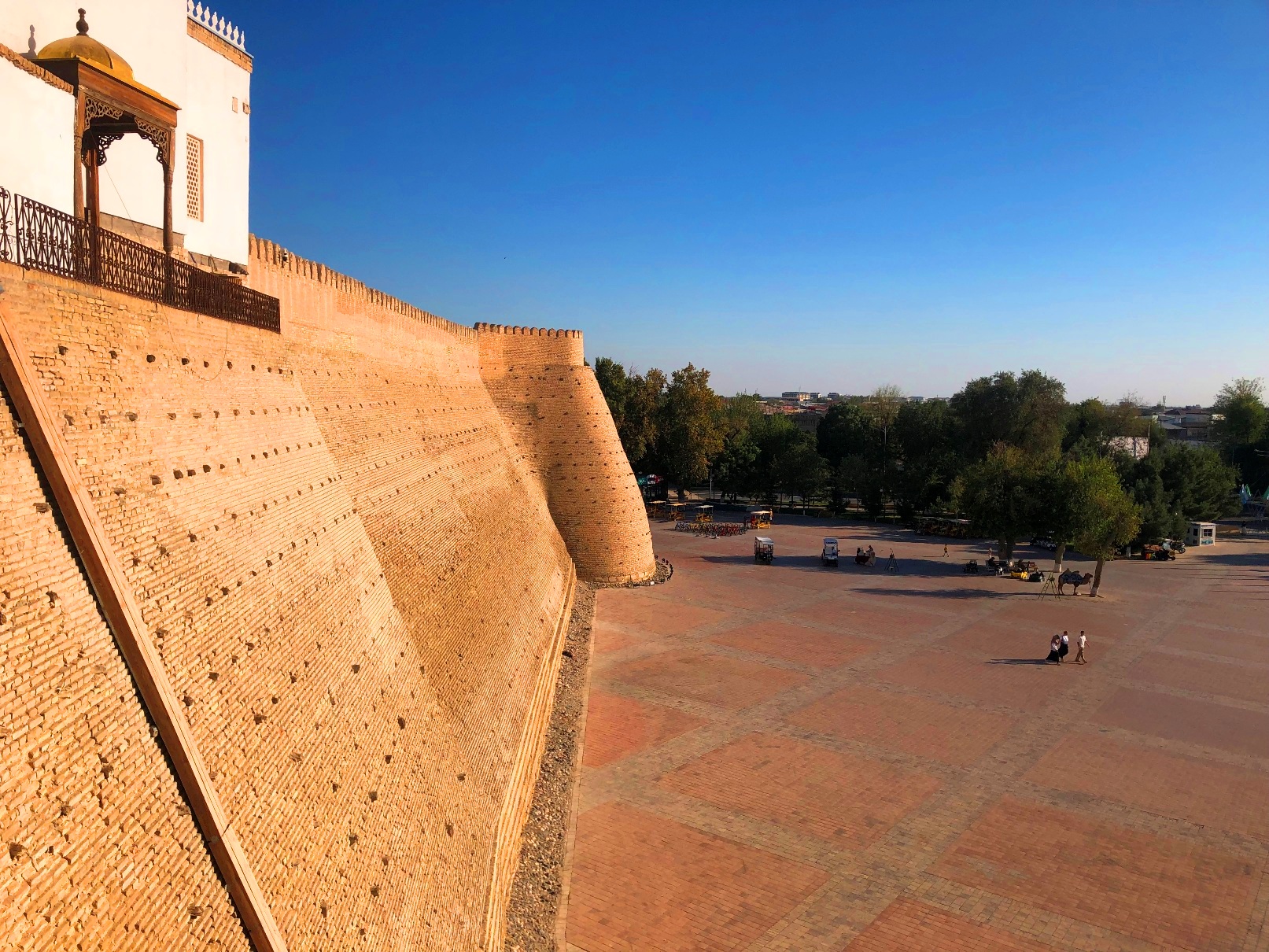 アルク城の上から。城壁の高さは16~20m。現在の城は、16世紀に建てられたもの。